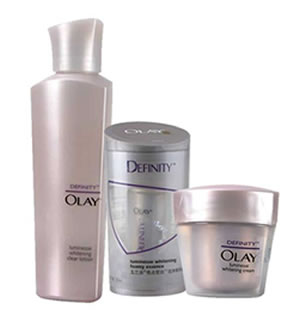 OLAY玉兰油焦点皙白套装(焦点皙白柔滑凝乳50g+焦点皙白保湿醒肤水150ml+焦点皙白泡沫精华凝露50ml)-助改善肌肤纹理，提升肌肤的净白度，焕发白皙光感。
