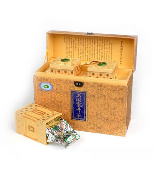 贡牌A级西湖龙井茶-玉饰锦缎礼盒200克