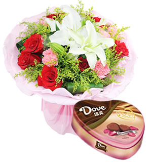 甜蜜祝福-玫瑰百合花一束+德芙巧克力一盒